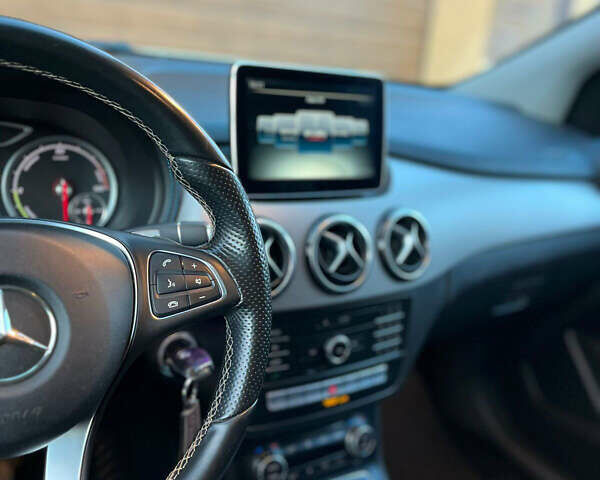 Белый Мерседес Б-класс, объемом двигателя 0 л и пробегом 170 тыс. км за 10500 $, фото 7 на Automoto.ua