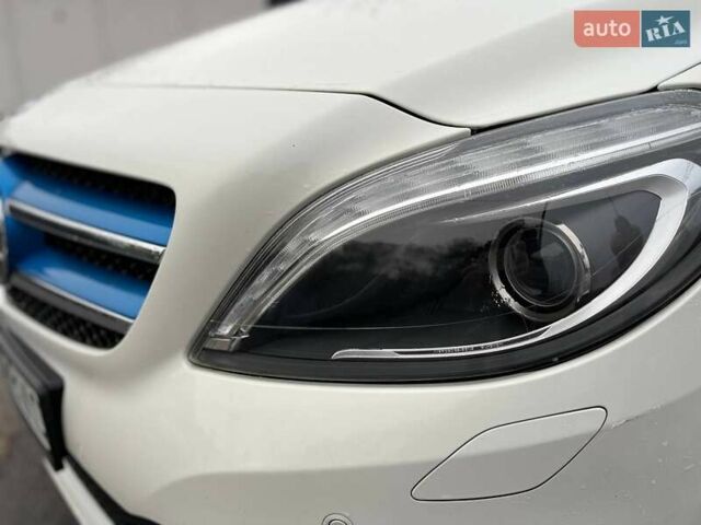 Белый Мерседес Б-класс, объемом двигателя 0 л и пробегом 104 тыс. км за 11300 $, фото 11 на Automoto.ua