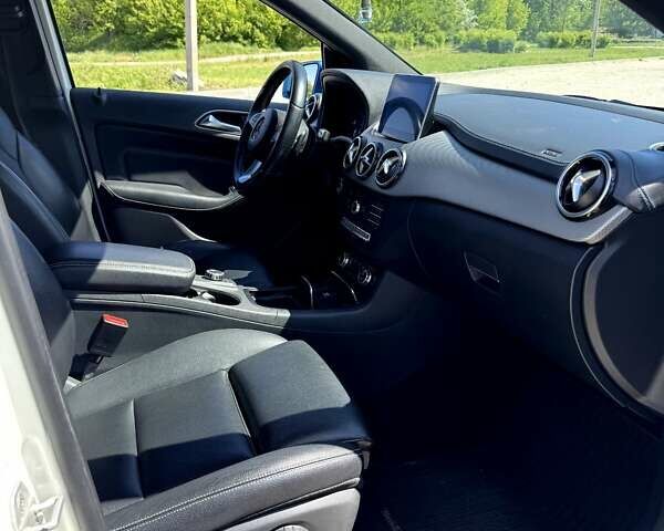 Белый Мерседес Б-класс, объемом двигателя 0 л и пробегом 105 тыс. км за 10900 $, фото 10 на Automoto.ua