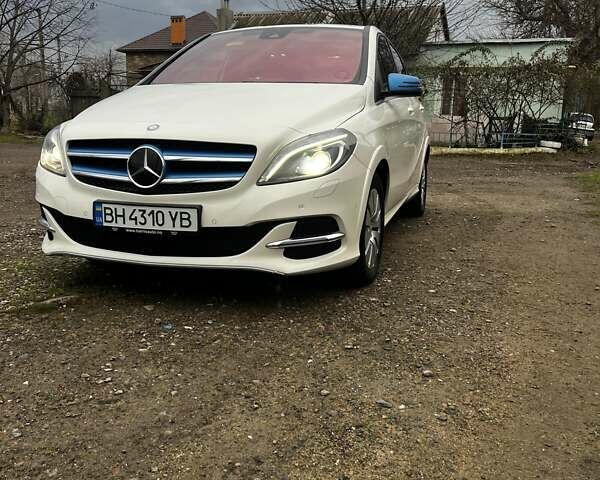 Белый Мерседес Б-класс, объемом двигателя 0 л и пробегом 90 тыс. км за 10999 $, фото 5 на Automoto.ua