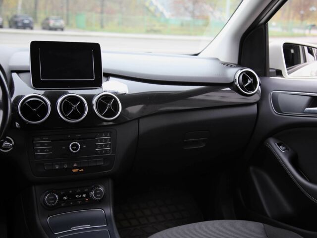 Белый Мерседес Б-класс, объемом двигателя 0 л и пробегом 158 тыс. км за 9500 $, фото 12 на Automoto.ua