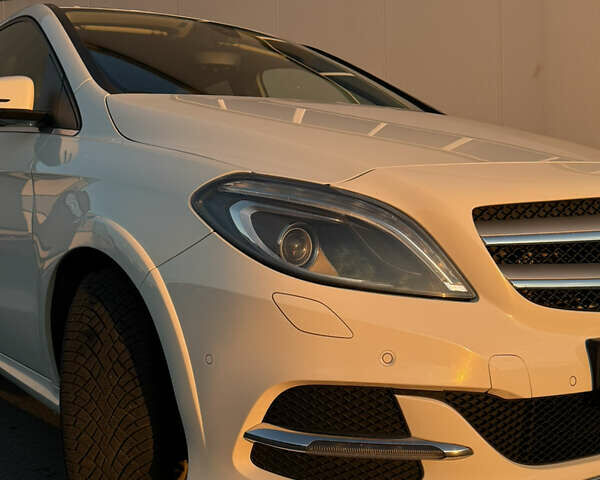 Белый Мерседес Б-класс, объемом двигателя 0 л и пробегом 81 тыс. км за 10950 $, фото 10 на Automoto.ua