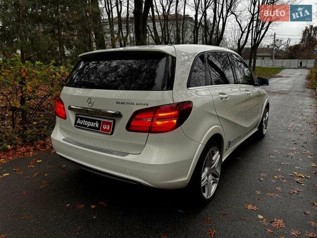 Белый Мерседес Б-класс, объемом двигателя 0 л и пробегом 120 тыс. км за 9440 $, фото 5 на Automoto.ua