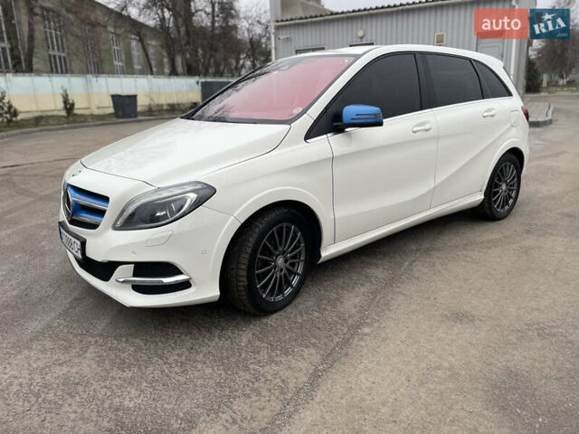 Мерседес Б-класс 2015 в Ровно на Automoto.ua Белый Мерседес Б-класс, объемом двигателя 0 л и пробегом 121 тыс. км за 13000 $, фото 2 на Automoto.ua