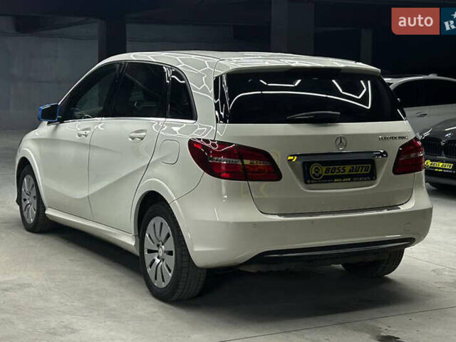 Белый Мерседес Б-класс, объемом двигателя 0 л и пробегом 132 тыс. км за 11700 $, фото 3 на Automoto.ua