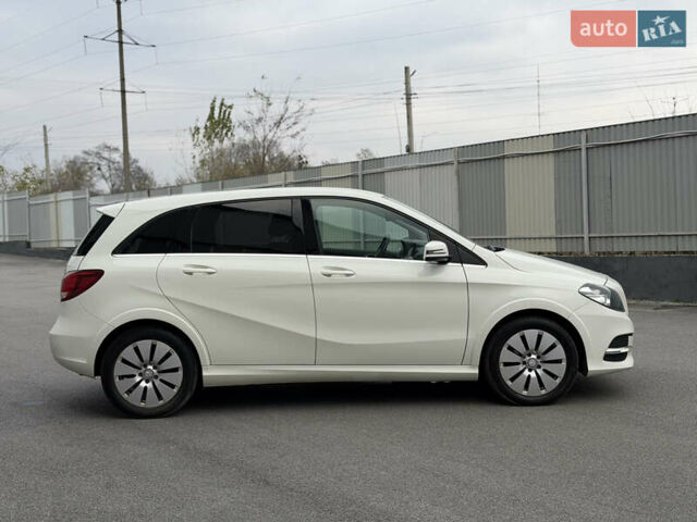 Белый Мерседес Б-класс, объемом двигателя 0 л и пробегом 115 тыс. км за 9000 $, фото 5 на Automoto.ua