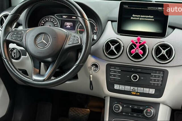 Белый Мерседес Б-класс, объемом двигателя 0 л и пробегом 93 тыс. км за 11000 $, фото 11 на Automoto.ua