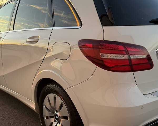 Белый Мерседес Б-класс, объемом двигателя 0 л и пробегом 81 тыс. км за 10950 $, фото 5 на Automoto.ua