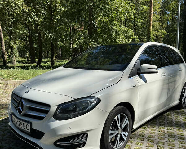 Белый Мерседес Б-класс, объемом двигателя 2.14 л и пробегом 238 тыс. км за 12000 $, фото 3 на Automoto.ua