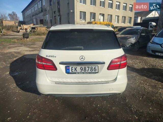 Белый Мерседес Б-класс, объемом двигателя 0 л и пробегом 117 тыс. км за 9850 $, фото 3 на Automoto.ua