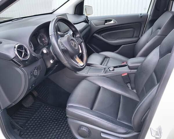 Белый Мерседес Б-класс, объемом двигателя 0 л и пробегом 120 тыс. км за 12500 $, фото 5 на Automoto.ua