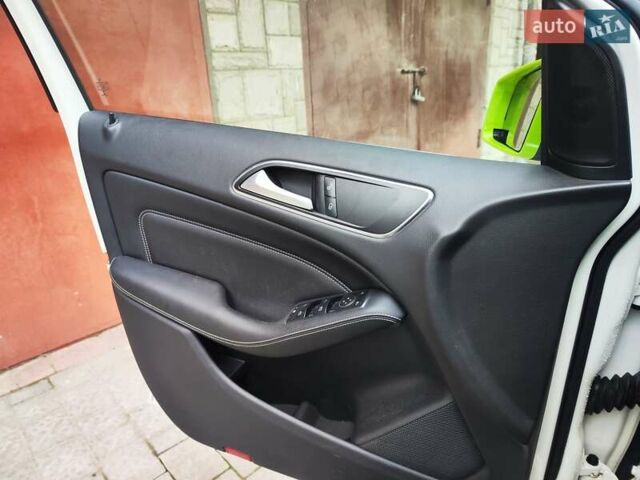 Белый Мерседес Б-класс, объемом двигателя 0 л и пробегом 60 тыс. км за 9999 $, фото 29 на Automoto.ua