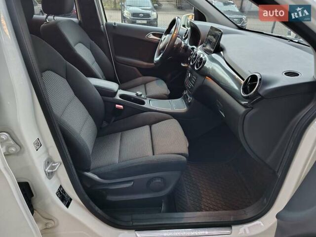 Белый Мерседес Б-класс, объемом двигателя 0 л и пробегом 85 тыс. км за 10500 $, фото 24 на Automoto.ua