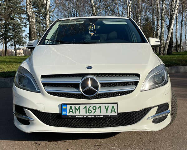 Білий Мерседес Б-клас, об'ємом двигуна 0 л та пробігом 140 тис. км за 11000 $, фото 4 на Automoto.ua
