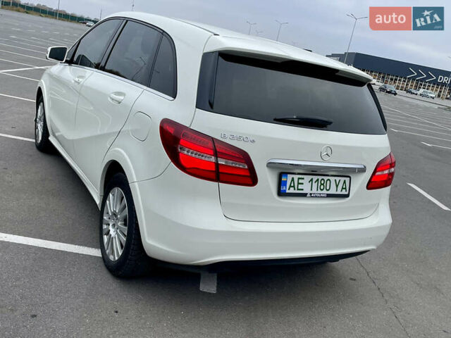 Белый Мерседес Б-класс, объемом двигателя 0 л и пробегом 57 тыс. км за 14400 $, фото 3 на Automoto.ua