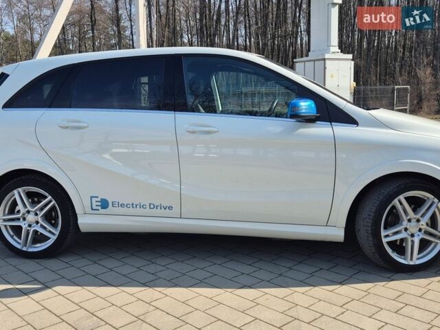 Белый Мерседес Б-класс, объемом двигателя 0 л и пробегом 62 тыс. км за 12000 $, фото 1 на Automoto.ua