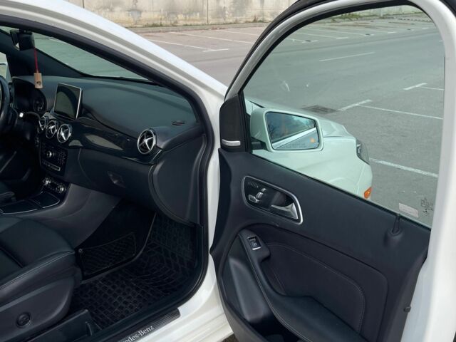 Білий Мерседес Б-клас, об'ємом двигуна 0 л та пробігом 82 тис. км за 10500 $, фото 5 на Automoto.ua