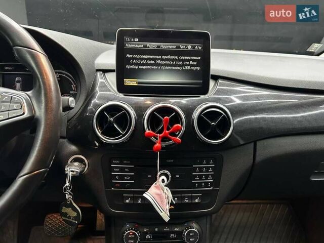 Белый Мерседес Б-класс, объемом двигателя 0 л и пробегом 120 тыс. км за 11800 $, фото 11 на Automoto.ua