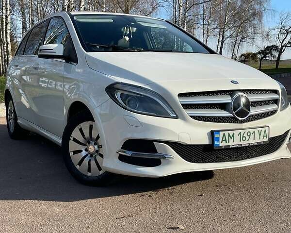Білий Мерседес Б-клас, об'ємом двигуна 0 л та пробігом 140 тис. км за 11000 $, фото 1 на Automoto.ua