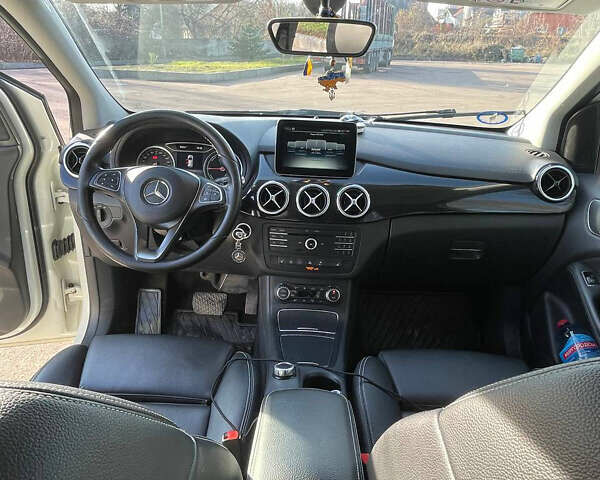 Білий Мерседес Б-клас, об'ємом двигуна 0 л та пробігом 140 тис. км за 11000 $, фото 6 на Automoto.ua