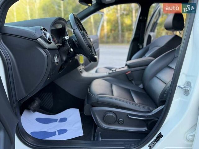 Белый Мерседес Б-класс, объемом двигателя 0 л и пробегом 90 тыс. км за 9800 $, фото 54 на Automoto.ua