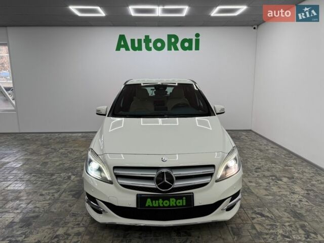 Белый Мерседес Б-класс, объемом двигателя 0 л и пробегом 110 тыс. км за 10500 $, фото 1 на Automoto.ua