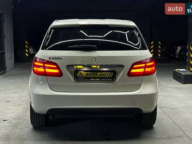 Белый Мерседес Б-класс, объемом двигателя 0 л и пробегом 120 тыс. км за 11800 $, фото 4 на Automoto.ua