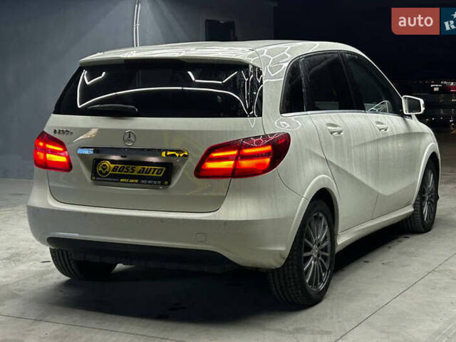 Белый Мерседес Б-класс, объемом двигателя 0 л и пробегом 120 тыс. км за 11800 $, фото 5 на Automoto.ua