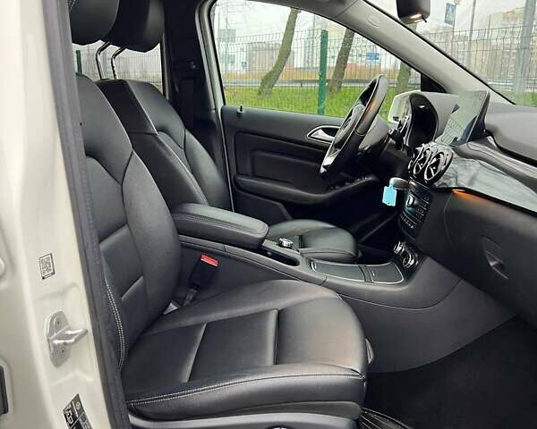 Белый Мерседес Б-класс, объемом двигателя 0 л и пробегом 96 тыс. км за 10999 $, фото 10 на Automoto.ua