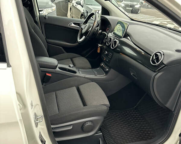 Белый Мерседес Б-класс, объемом двигателя 0 л и пробегом 120 тыс. км за 12100 $, фото 10 на Automoto.ua