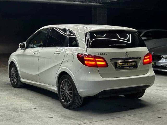 Білий Мерседес Б-клас, об'ємом двигуна 0 л та пробігом 120 тис. км за 11800 $, фото 3 на Automoto.ua