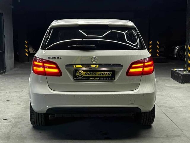 Білий Мерседес Б-клас, об'ємом двигуна 0 л та пробігом 120 тис. км за 11800 $, фото 4 на Automoto.ua