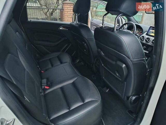 Білий Мерседес Б-клас, об'ємом двигуна 0 л та пробігом 112 тис. км за 9900 $, фото 17 на Automoto.ua