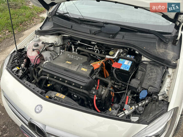 Білий Мерседес Б-клас, об'ємом двигуна 0 л та пробігом 54 тис. км за 10200 $, фото 18 на Automoto.ua