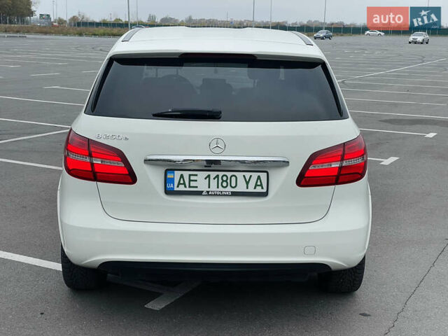 Белый Мерседес Б-класс, объемом двигателя 0 л и пробегом 57 тыс. км за 14400 $, фото 4 на Automoto.ua