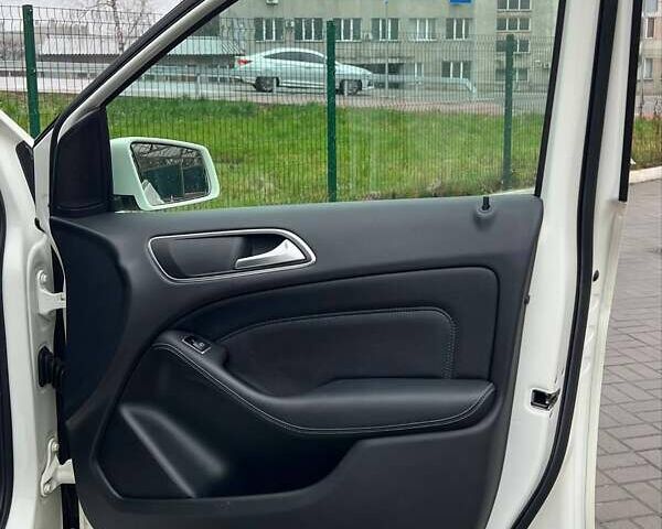 Белый Мерседес Б-класс, объемом двигателя 0 л и пробегом 96 тыс. км за 10999 $, фото 7 на Automoto.ua
