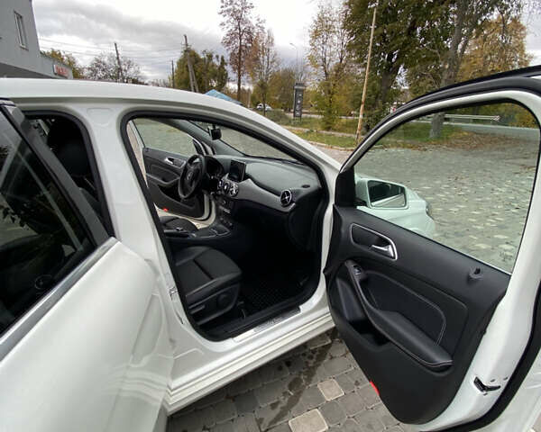 Белый Мерседес Б-класс, объемом двигателя 0 л и пробегом 122 тыс. км за 12550 $, фото 11 на Automoto.ua