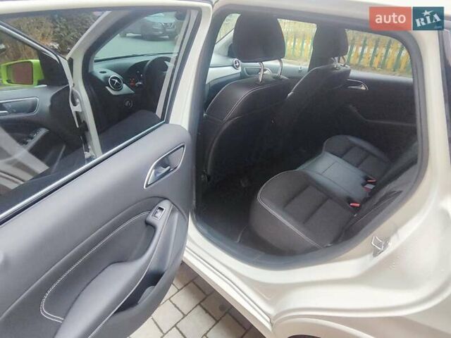 Белый Мерседес Б-класс, объемом двигателя 0 л и пробегом 60 тыс. км за 9999 $, фото 39 на Automoto.ua