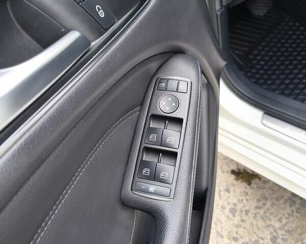 Белый Мерседес Б-класс, объемом двигателя 0 л и пробегом 120 тыс. км за 12500 $, фото 4 на Automoto.ua