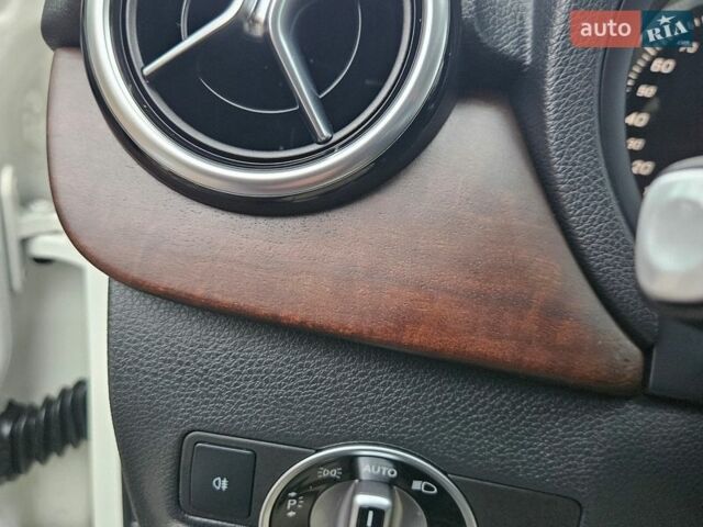 Білий Мерседес Б-клас, об'ємом двигуна 0 л та пробігом 179 тис. км за 9000 $, фото 88 на Automoto.ua