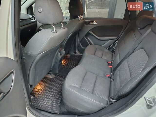 Белый Мерседес Б-класс, объемом двигателя 0 л и пробегом 85 тыс. км за 10500 $, фото 19 на Automoto.ua