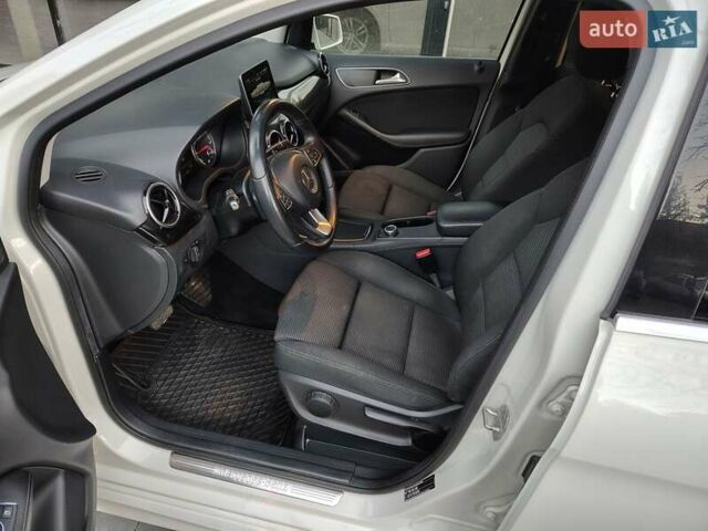 Белый Мерседес Б-класс, объемом двигателя 0 л и пробегом 85 тыс. км за 10500 $, фото 17 на Automoto.ua