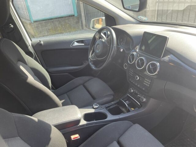 Белый Мерседес Б-класс, объемом двигателя 0 л и пробегом 150 тыс. км за 10999 $, фото 3 на Automoto.ua