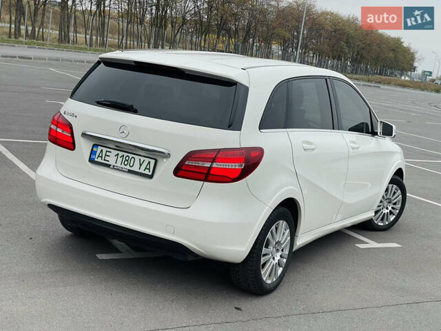 Белый Мерседес Б-класс, объемом двигателя 0 л и пробегом 57 тыс. км за 14400 $, фото 5 на Automoto.ua