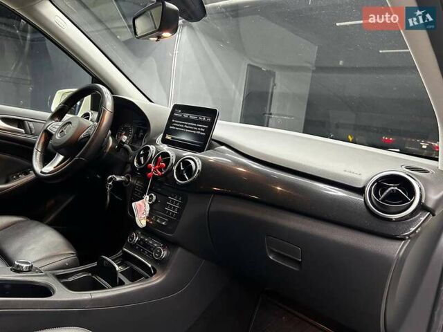 Белый Мерседес Б-класс, объемом двигателя 0 л и пробегом 120 тыс. км за 11800 $, фото 7 на Automoto.ua