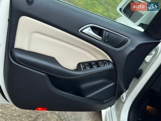 Белый Мерседес Б-класс, объемом двигателя 0 л и пробегом 117 тыс. км за 9950 $, фото 24 на Automoto.ua