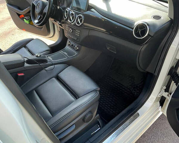 Білий Мерседес Б-клас, об'ємом двигуна 0 л та пробігом 140 тис. км за 11000 $, фото 7 на Automoto.ua