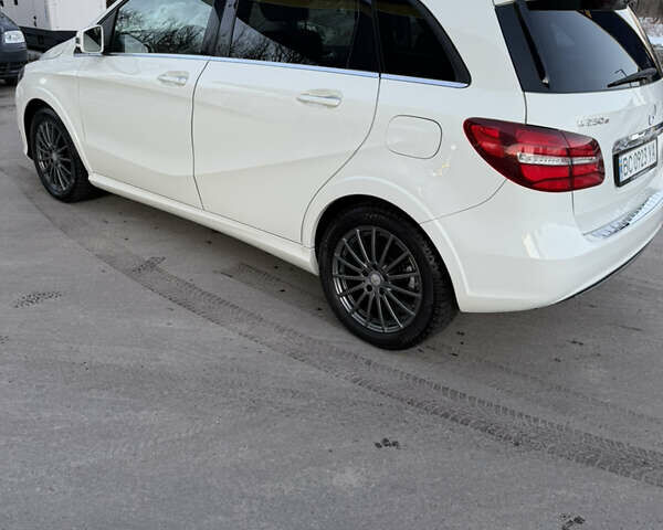 Белый Мерседес Б-класс, объемом двигателя 0 л и пробегом 117 тыс. км за 10200 $, фото 3 на Automoto.ua