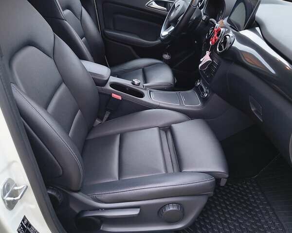 Белый Мерседес Б-класс, объемом двигателя 0 л и пробегом 120 тыс. км за 12500 $, фото 6 на Automoto.ua