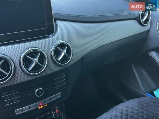 Белый Мерседес Б-класс, объемом двигателя 0 л и пробегом 126 тыс. км за 12000 $, фото 9 на Automoto.ua